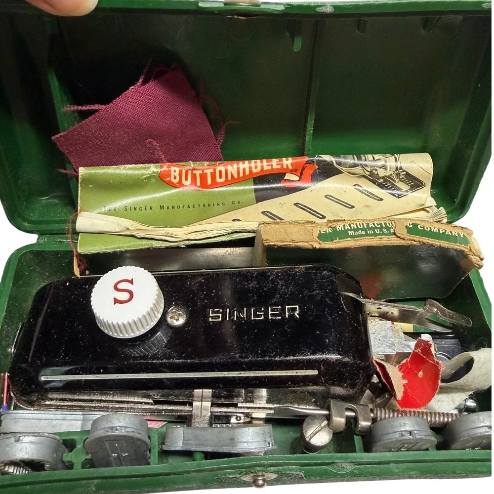 Vintage Singer Automatic Buttonholer Attachment Set Green CaseTemplates untested